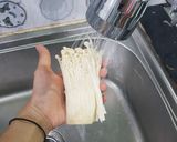 Foto langkah ke 2 dari resep Enoki Goreng tersimpel..terenakkk.