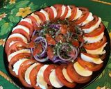 Une image de l'étape 6 de Salade de tomates à l oignon rouge et mozzarella di buffala.