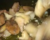 Foto del passaggio 2 della ricetta Scaloppine di pollo, piselli e funghi