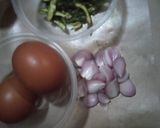 Foto langkah ke 1 dari resep Telur Ceplok Cabe Ijo.