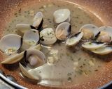 Foto del paso 3 de la receta: Tintorera con almejas en salsa