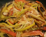 Foto del paso 2 de la receta: Pita rellena de carne verduras y salsa de yogur