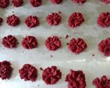 Foto langkah ke 5 dari resep Kue Semprit Red velvet.