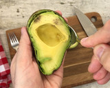 Foto del paso 2 de la receta: Huevo poché sobre tostada de aguacate 🥑