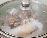 Hình bước làm 3 của món Canh nấm mèo cuộn chả cá
