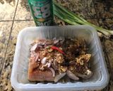 A picture of step 1 of Vietnamese Braised Salmon in Clay Pot (Cá hồi kho tộ).