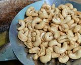 Foto langkah ke 5 dari resep Kacang Mete Goreng Bawang.