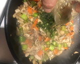 Foto del paso 3 de la receta: Nidos de huevo y sofrito de champiñones espárragos y zanahoria