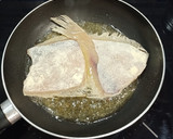 Foto del paso 2 de la receta: Lenguadina rebozada con ensalada