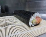 Foto del paso 12 de la receta: Sushi de salmón y aguacate