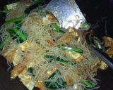 Foto langkah ke 5 dari resep Bihun Goreng Pedas Manis.