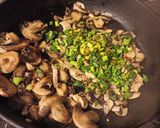 Foto del paso 3 de la receta: Salsa de champiñones y verdeo para pastas