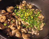 Foto del paso 3 de la receta: Salsa de champiñones y verdeo para pastas