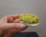 Foto del paso 5 de la receta: Huevos rellenos de bonito y aguacate al wasabi