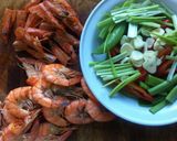 รูปขั้นตอนการทำที่ 1 ของ กุ้งผัดถั่วลันเตากระเทียมพริกไทย