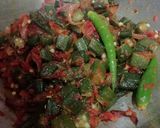 A picture of step 4 of Masala bhindi.
