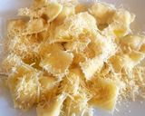 Foto del paso 3 de la receta: Ravioles de ricotta, con queso parmesano y aceite de oliva