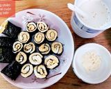 Hình bước làm 2 của món Trứng chiên phomai cuộn rong biển