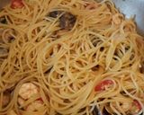 A picture of step 4 of Spaghetti with Clams and Shrimp.