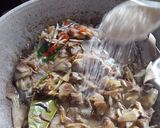 Foto langkah ke 5 dari resep Tumis Jantung Pisang Pedas.
