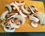 Foto del paso 10 de la receta: Pizza Bratwurst con champiñones