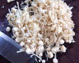 Hình bước làm 2 của món Nấm kim châm chiên trứng