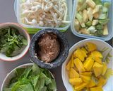A picture of step 2 of Kaeng Liang (Thai Spicy Mixed Vegetable Soup).