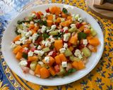 Une image de l'étape 18 de Salade composée de melon, tomates, concombre, oignon doux, feta et menthe.