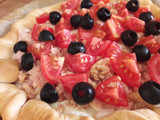 Torta salata philadelphia, tonno, pomodorini e olive