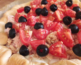 Foto del passaggio 3 della ricetta Torta salata philadelphia, tonno, pomodorini e olive