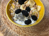 Bowl de desayuno con moras y plátano