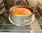 Foto del paso 7 de la receta: Pastel de yogur con cobertura de miel y frutos secos
