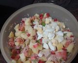 Foto del paso 2 de la receta Ensalada de papas cocidas con palitos de cangrejo, atún y huevo duro