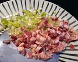 Foto del paso 1 de la receta: Arroz frito con puerro y bacon, con kimchi y plátano