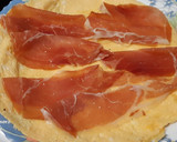 Foto del paso 3 de la receta: Rollo de tortilla con jamón y queso