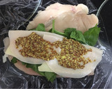 Foto del paso 2 de la receta: Pollo relleno de espinaca y mostaza con salsa reducción de ajo y miel
