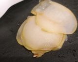 Une image de l'étape 1 de Carpaccio de poire aux éclats de noisettes et chocolat.
