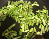 Foto del paso 1 de la receta: Espirales (de lenteja) con espárragos, champiñones y bocas de mar