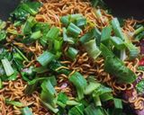 Foto langkah ke 6 dari resep Mie goreng udang.