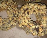 Foto langkah ke 5 dari resep Donat kacang topping kacang.