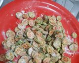 A picture of step 2 of Ivy gourd or donde chips.