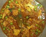 A picture of step 10 of Cauliflower green peas curry.