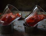 Une image de l'étape 2 de Verrines à la fraise : aspic au miel et mousse.