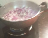 A picture of step 3 of Dry Mushroom Mater Masala.