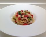 Foto del passaggio 6 della ricetta Spaghetti con calamari, fave e pomodoro mini plum