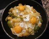Foto del paso 3 de la receta: Patatas con huevo y pimientos verdes, una cena para mojar!