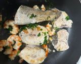 Foto del paso 4 de la receta: Merluza con gambones