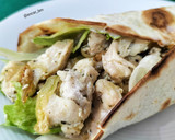 Foto del paso 7 de la receta: Fajitas de pollo con lechuga, cebolla y salsa de queso y nueces