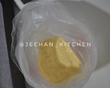 Foto langkah ke 9 dari resep Tokyo Banana Chocolate Roll Cake.