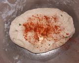 Foto del paso 2 de la receta: Pan casero de tomate y pimientos. Rápido y fácil